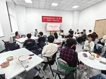 一群人在餐厅用餐 描述已自动生成 一群人在餐厅用餐 描述已自动生成
